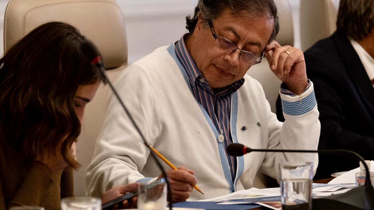 Presidente Gustavo Petro en la Casa de Nariño evaluando el proyecto del Metro de Bogotá.