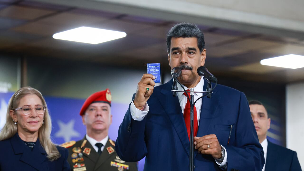 CARACAS, VENEZUELA – 2 DE AGOSTO: El presidente Nicolás Maduro da una conferencia de prensa después de testificar ante el Tribunal Supremo de Justicia (TSJ) el 2 de agosto de 2024 en Caracas, Venezuela. Nicolás Maduro fue declarado ganador de las elecciones presidenciales de 2024 por el Consejo Nacional Electoral, mientras que la líder opositora María Corina Machado y el candidato Edmundo González afirmaron que el resultado final no fue lo que los venezolanos decidieron durante las elecciones. Maduro solicitó al Tribunal Supremo de Justicia que investigue la elección para confirmar su victoria. (Foto de Jesús Vargas/Getty Images)