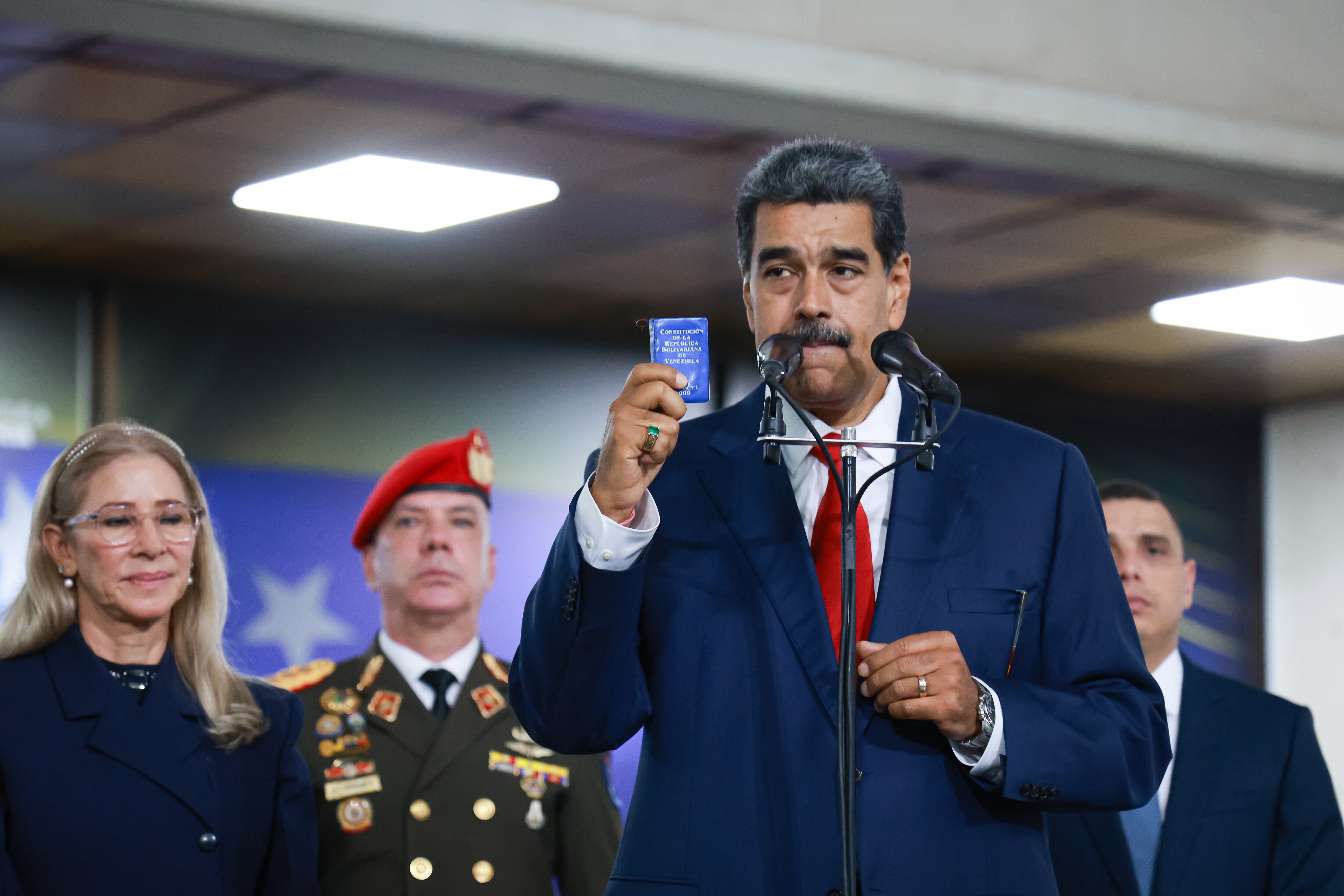 CARACAS, VENEZUELA – 2 DE AGOSTO: El presidente Nicolás Maduro da una conferencia de prensa después de testificar ante el Tribunal Supremo de Justicia (TSJ) el 2 de agosto de 2024 en Caracas, Venezuela. Nicolás Maduro fue declarado ganador de las elecciones presidenciales de 2024 por el Consejo Nacional Electoral, mientras que la líder opositora María Corina Machado y el candidato Edmundo González afirmaron que el resultado final no fue lo que los venezolanos decidieron durante las elecciones. Maduro solicitó al Tribunal Supremo de Justicia que investigue la elección para confirmar su victoria. (Foto de Jesús Vargas/Getty Images)