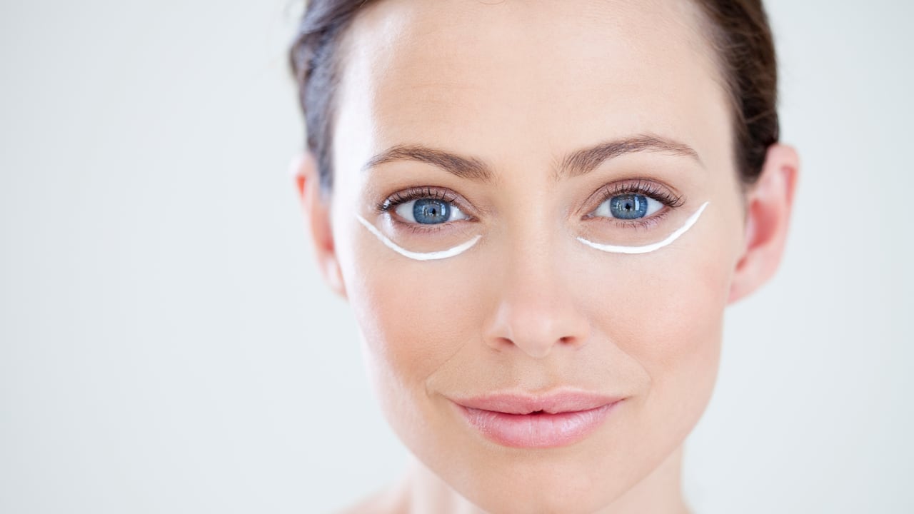 El contorno de ojos es una de las zonas más sensibles del cuerpo, por lo que su humectación es importante.