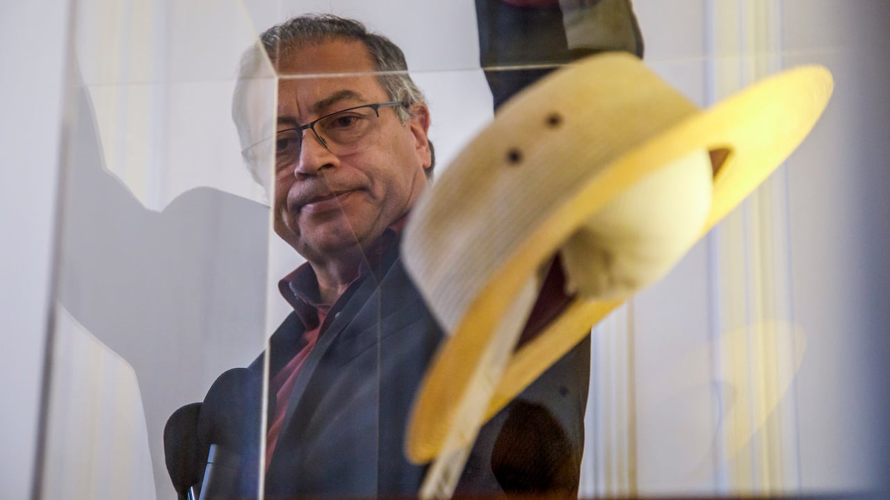 Presidente Gustavo Petro con el sombrero de Carlos Pizarro.