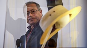 Presidente Gustavo Petro con el sombrero de Carlos Pizarro.
