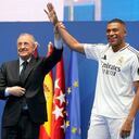 Kylian Mbappé junto a Florentino Pérez, presidente del Real Madrid