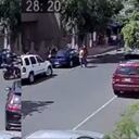 La mujer evitó que el ladrón escapara y le propinó una fuerte golpiza.