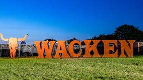 Gran letrero del festival Wacken Open Air, considerado el mayor evento de heavy metal del mundo. Se celebra cada año en Schleswig-Holstein, Alemania.