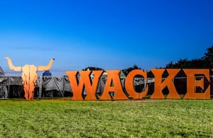 Gran letrero del festival Wacken Open Air, considerado el mayor evento de heavy metal del mundo. Se celebra cada año en Schleswig-Holstein, Alemania.