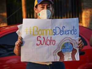 Manifestante en apoyo al candidato de la oposición Freddy Superlano. Foto: Miguel ZAMBRANO / AFP) (Photo by MIGUEL ZAMBRANO/AFP via Getty Images) / MIGUEL ZAMBRANO (f1)