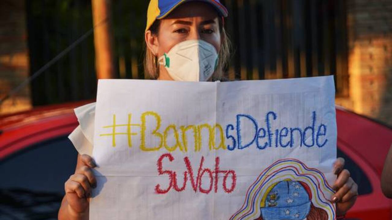 Manifestante en apoyo al candidato de la oposición Freddy Superlano. Foto: Miguel ZAMBRANO / AFP) (Photo by MIGUEL ZAMBRANO/AFP via Getty Images) / MIGUEL ZAMBRANO (f1)