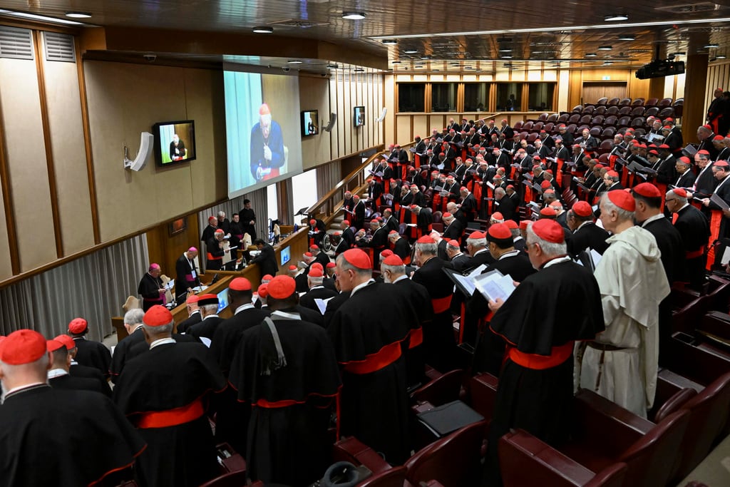 La Congregación de Cardenales se reúne por quinta vez en el Aula Nueva del Sínodo tras la muerte del Papa Francisco, el lunes 28 de abril de 2025. (Vatican Media vía AP)