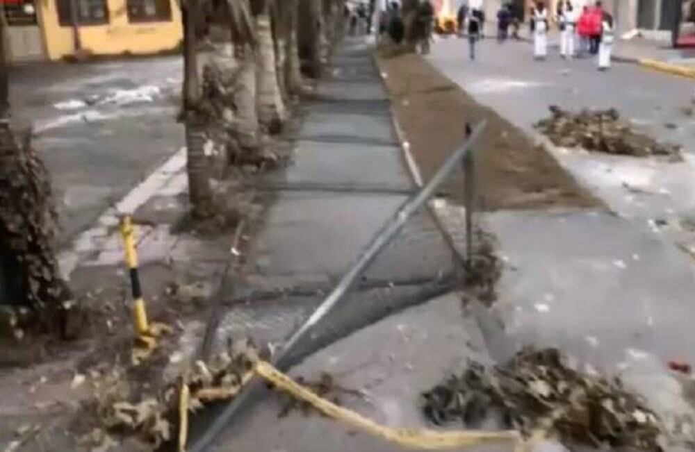 El parque aledaño también se vio afectado y la protesta escaló a tal punto que tuvieron que intervenir uniformados con escudos.