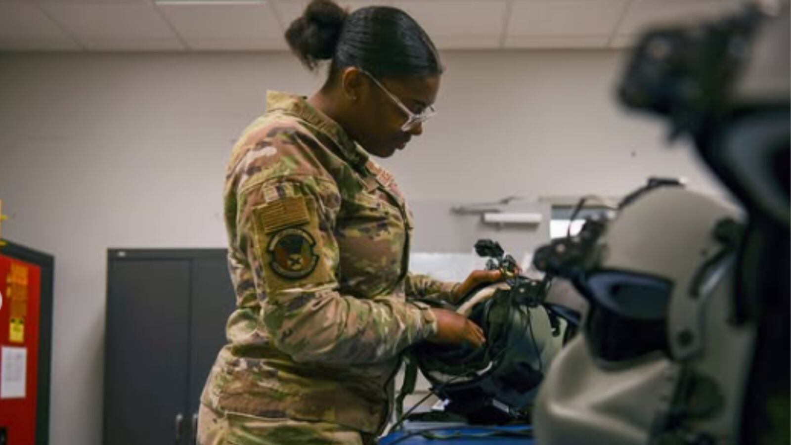 Personal de emergencia inspeccionó las instalaciones de la base Andrews en Maryland, tras la apertura de un paquete con polvo blanco y material político.