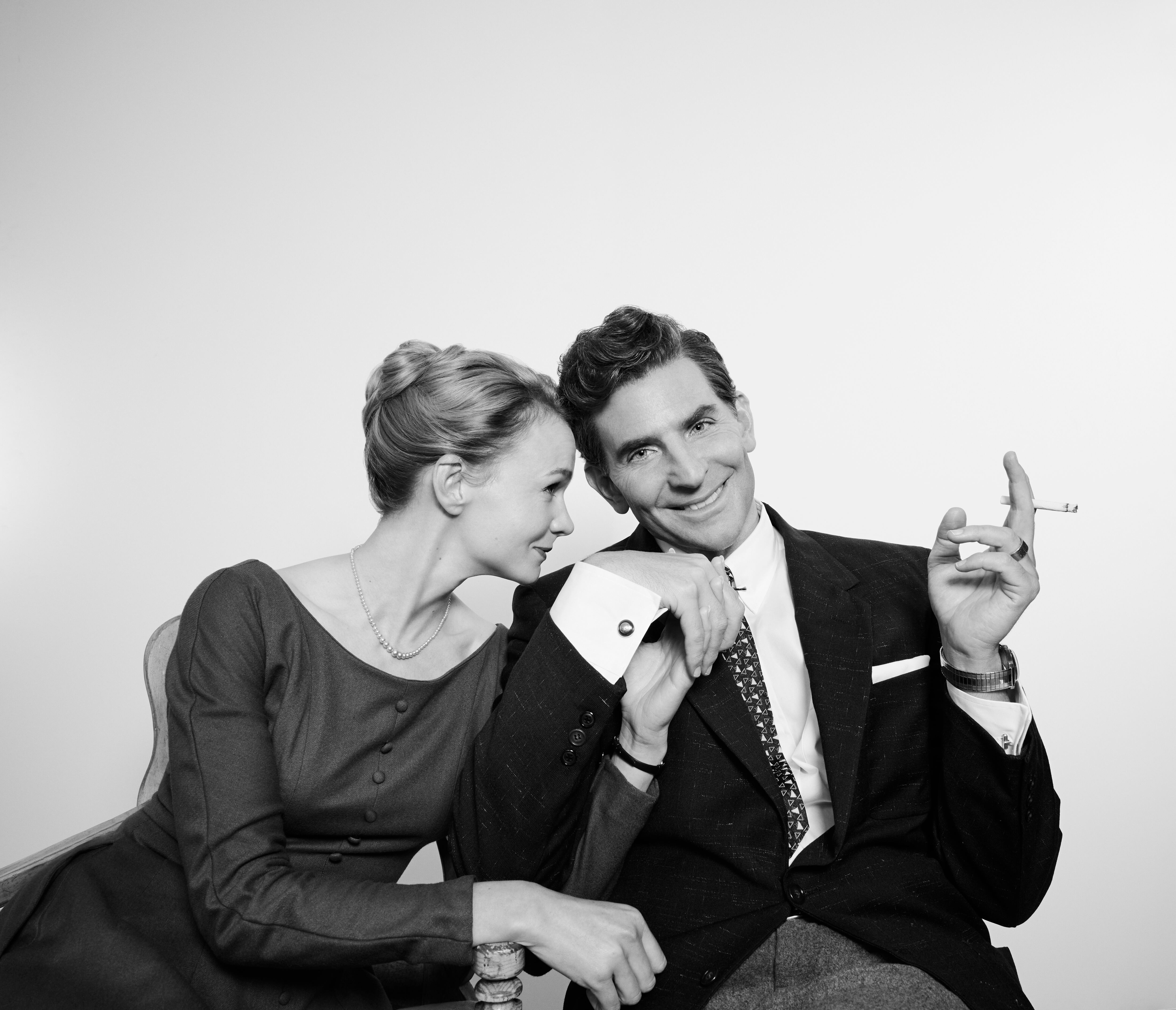 Carey Mulligan es Felicia Montealegre y Bradley Cooper es Leonard Bernstein (Director/Writer/Producer) en 'Maestro'.