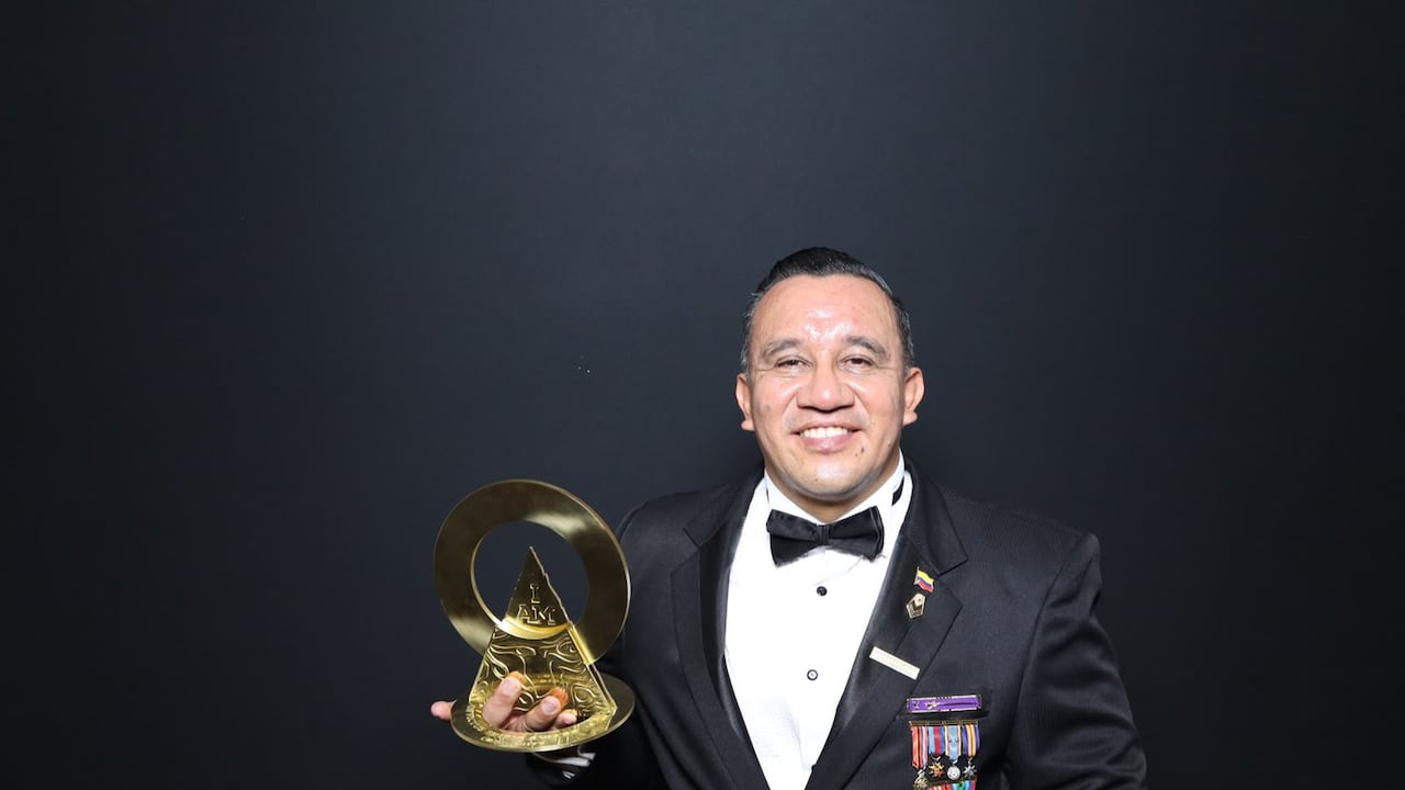 El sargento colombiano en retiro Francisco Jenaro Pedraza Osorio recibió en Londres un Invictus Spirit Award por su labor de acompañamiento a militares heridos durante sus procesos de recuperación.