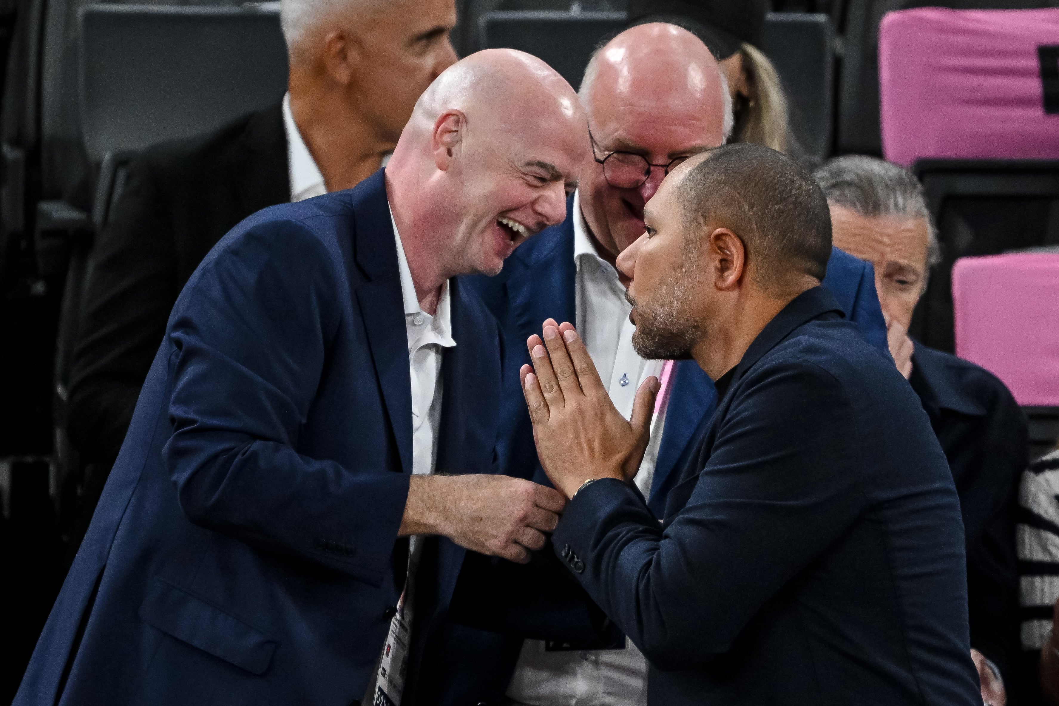 Yamil, hermano de Nayib Bukele, con el presidente de la FIFA, Gianni Infantino.