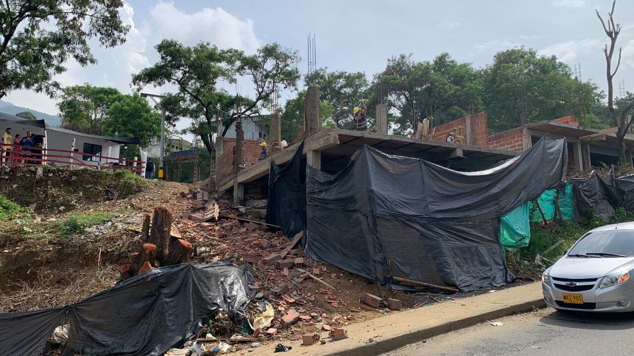 Inicialmente, durante el operativo fue demolida una estructura que en su primera planta tenía dos locales, en un segundo nivel 5 espacios comerciales y un tercer piso con bases para 3 apartamentos.