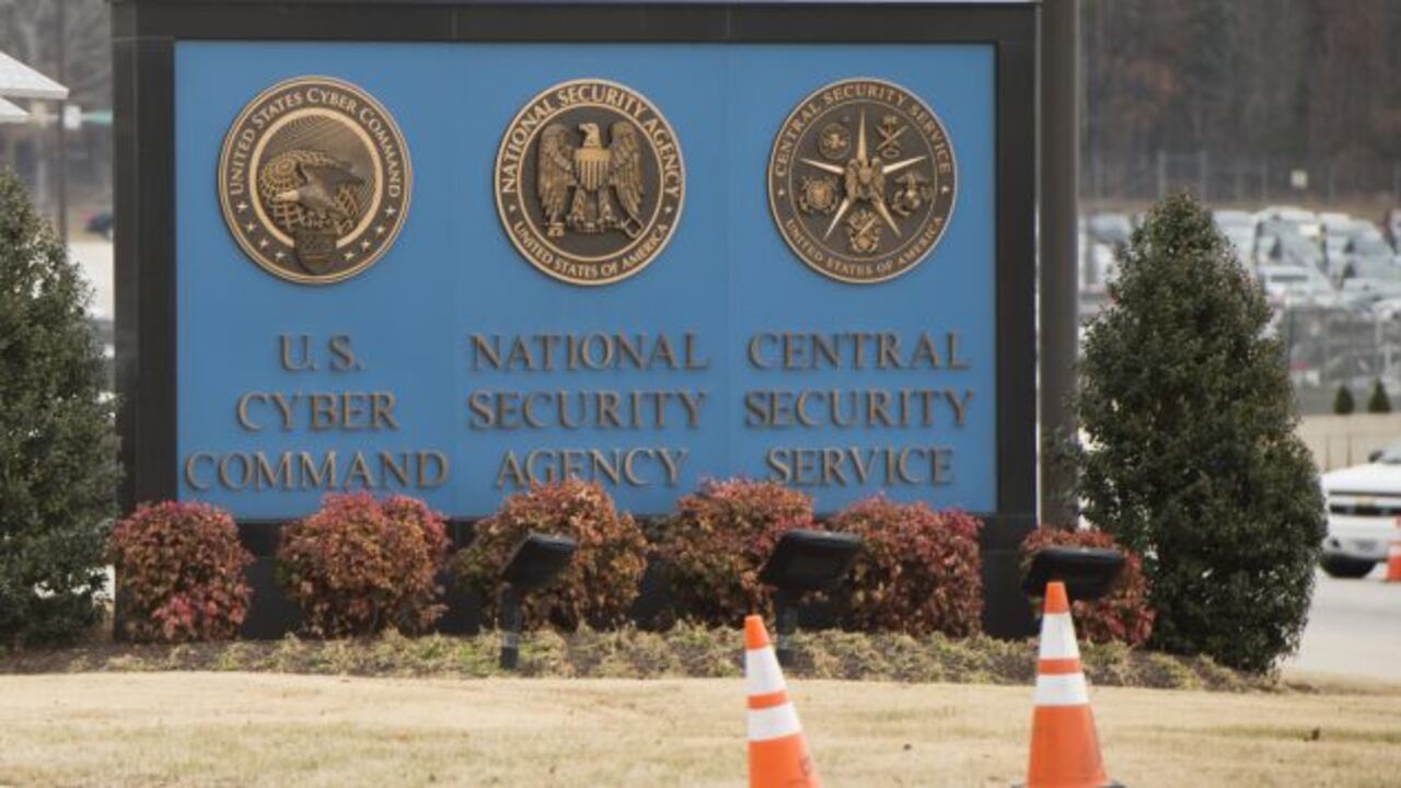 Un cartel de la Agencia de Seguridad Nacional (NSA), el Comando Cibernético de los Estados Unidos y el Servicio Central de Seguridad, cerca de la entrada de visitantes de la sede de la Agencia de Seguridad Nacional (NSA).