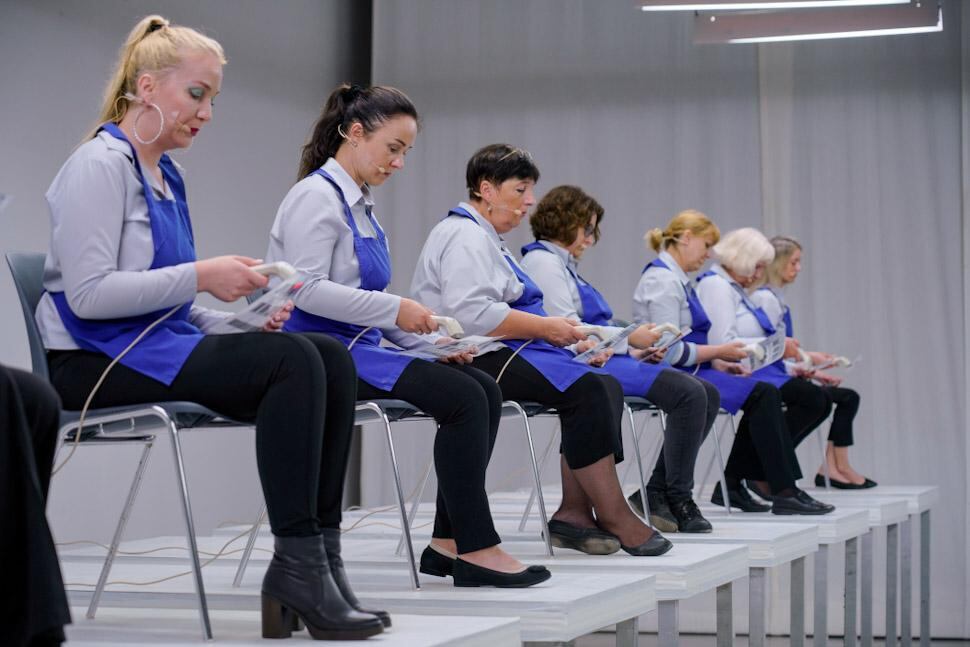 La primera se llamó Have a Good Day!, y presentaba a diez cajeras en escena. Se trató de una ópera sobre el consumo, sobre el círculo infinito de comprar y vender. Y era a la vez entre triste y gozoso.