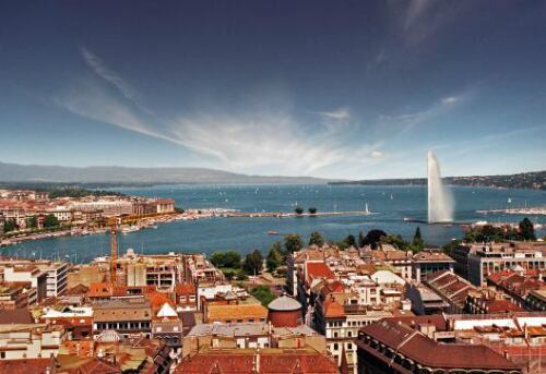 8. Ginebra, Suiza:  Situada a los pies de los Alpes suizos, a lo largo de las orillas del lago de Ginebra, el medio ambiente natural de la ciudad también hace que sea una de las ciudades más verdes de Europa. Alrededor del 20% de Ginebra está cubierto por áreas verdes, dándole el nombre de "ciudad de los parques".