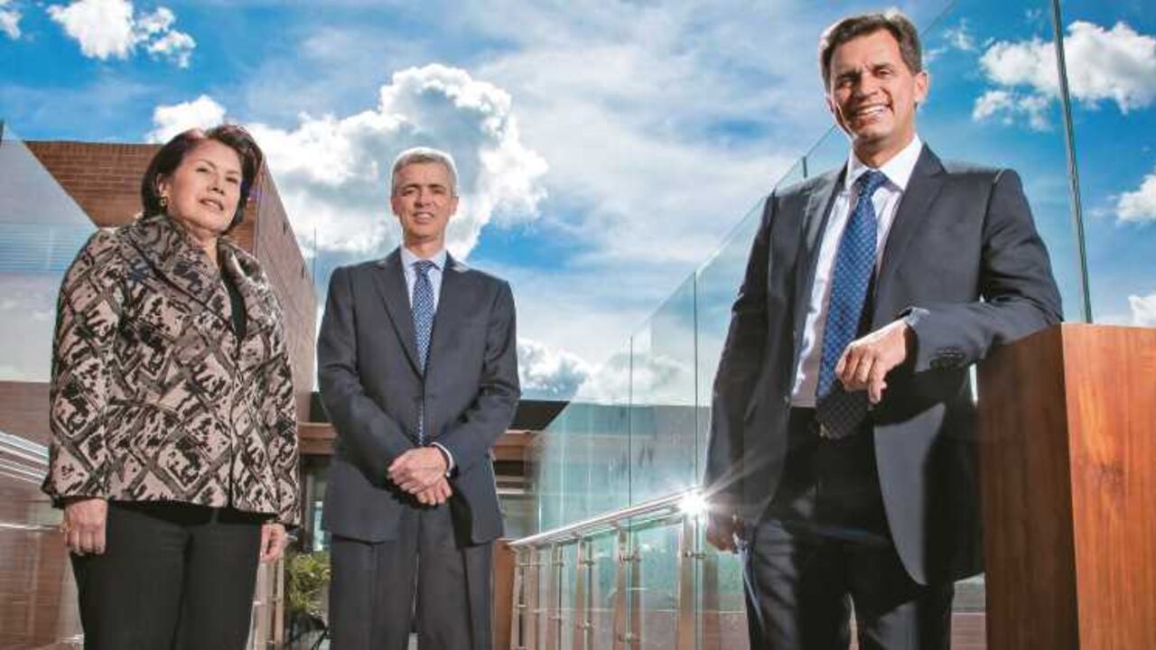 De izquierda a derecha:Marlen Martínez de Muñoz, rectora del colegio San José Zona Norte, Miguel Lagarcha, pre-sidente de Porvenir, y Mauricio Campillo, presidente de Solla.