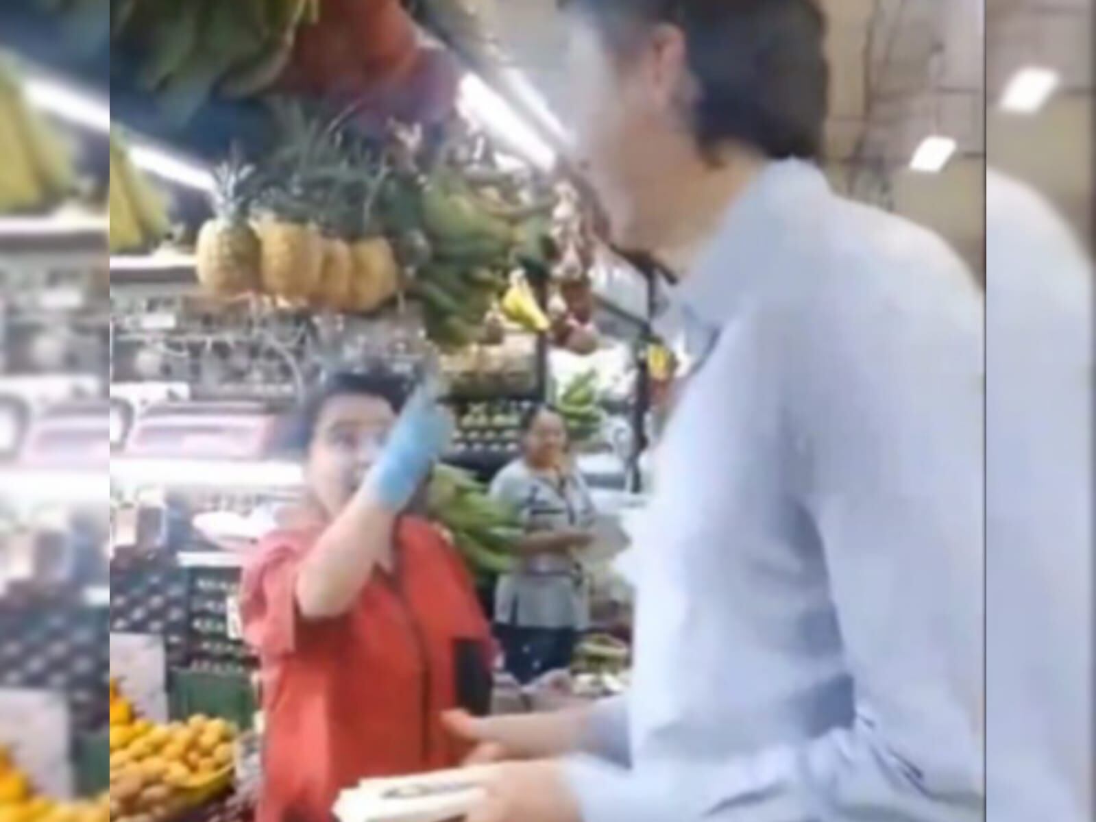 Reclamo a Daniel Quintero en plaza de mercado de Medellín.