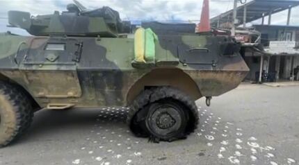 Ejército se retira de El Plateado. Así salieron los vehículos blindados militares del corregimiento