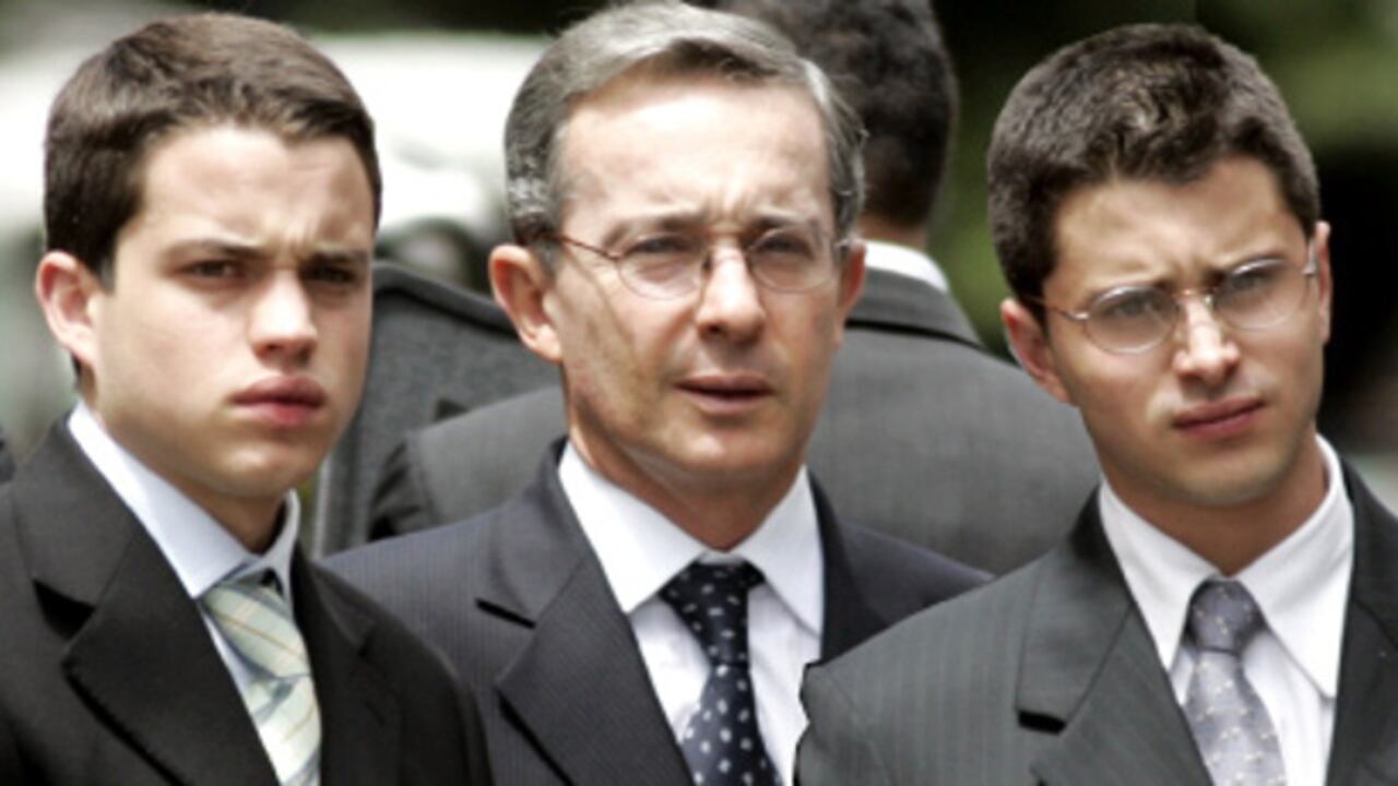 Álvaro Uribe y sus hijos, Jerónimo y Tomás.