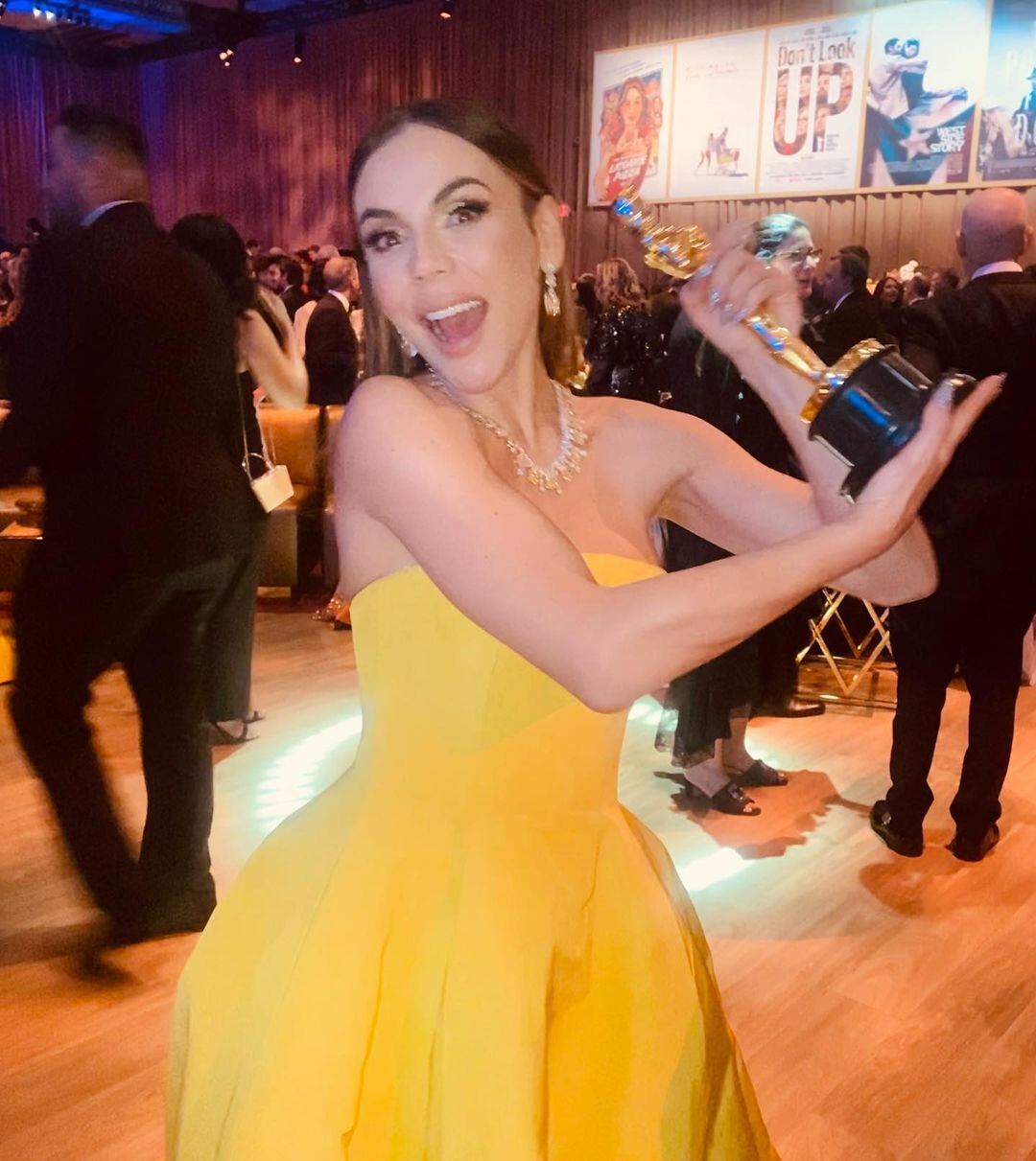 Carolina logró sostener el Óscar de Encanto en la pasada edición de los premios. Foto: Instagram @lagaita.