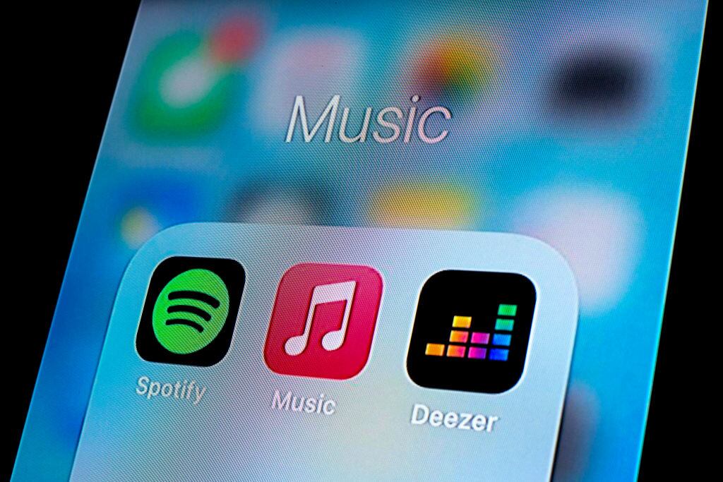 Spotify y Deezer se enfrentan en una batalla de plataformas de streaming, diferenciándose notablemente en la variedad de sus bibliotecas musicales y la calidad del sonido que ofrecen a sus usuarios.