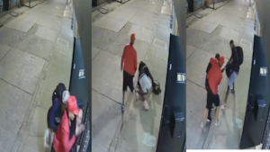 Un sujeto que pasó en moto y vio el robo no hizo nada para ayudar a la víctima.