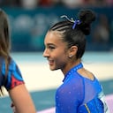 Luisa Blanco, de Colombia, habla con un entrenador después de competir en el ejercicio de suelo durante una ronda de clasificación de gimnasia artística femenina en el Bercy Arena en los Juegos Olímpicos de Verano de 2024, el domingo 28 de julio de 2024, en París, Francia. (Foto AP/Charlie Riedel)