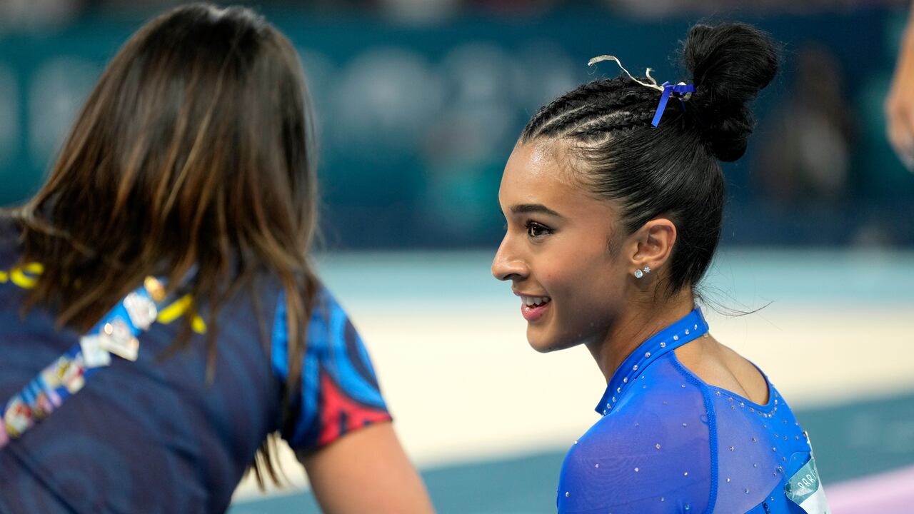 Luisa Blanco, de Colombia, habla con un entrenador después de competir en el ejercicio de suelo durante una ronda de clasificación de gimnasia artística femenina en el Bercy Arena en los Juegos Olímpicos de Verano de 2024, el domingo 28 de julio de 2024, en París, Francia. (Foto AP/Charlie Riedel)