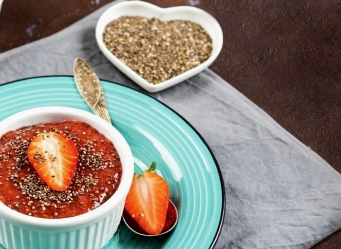 Gelatina de cereza, con semillas de chía y leche condensada.