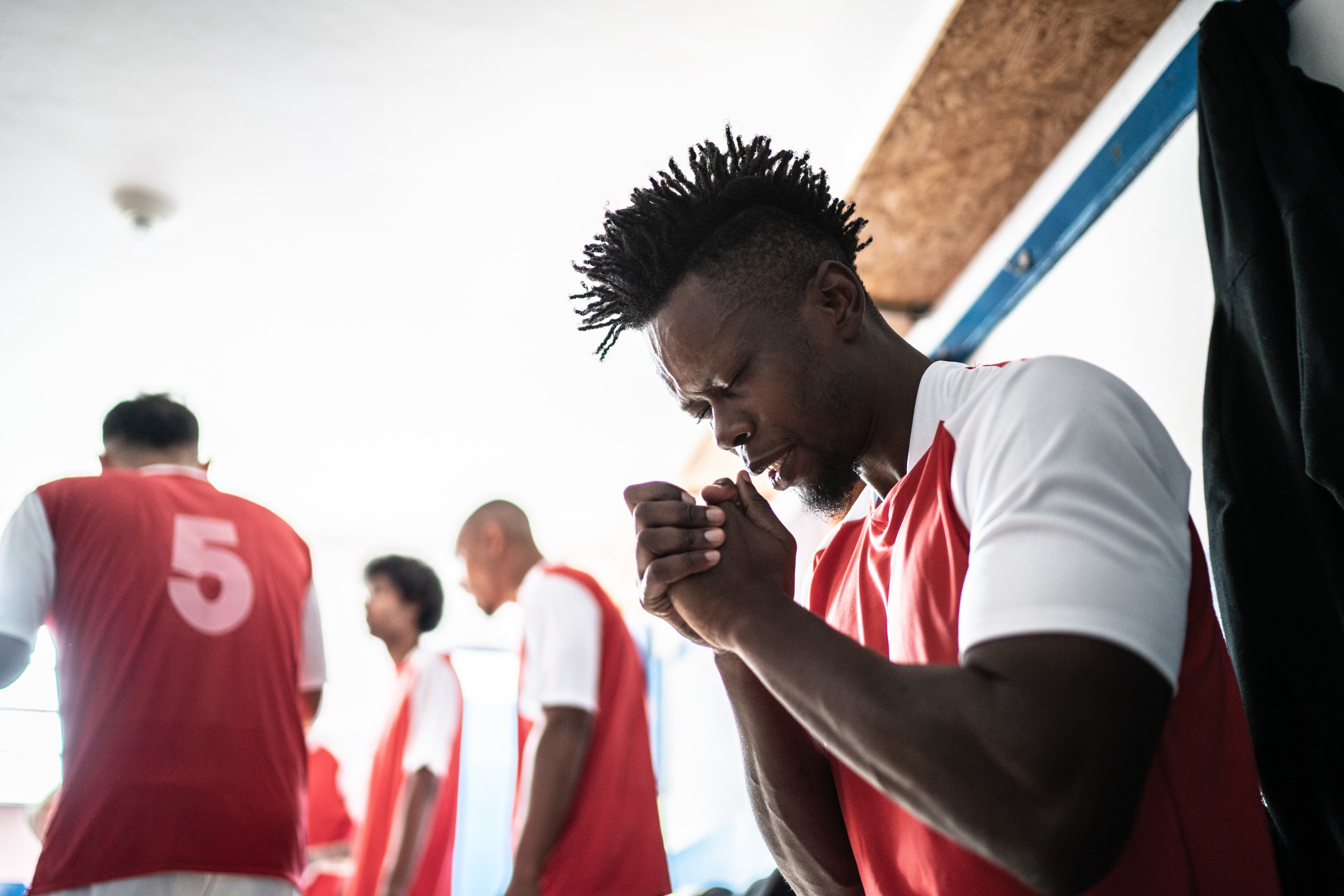 Algunos futbolistas oran antes de los partidos con el objetivo de ganarle a su oponente.
