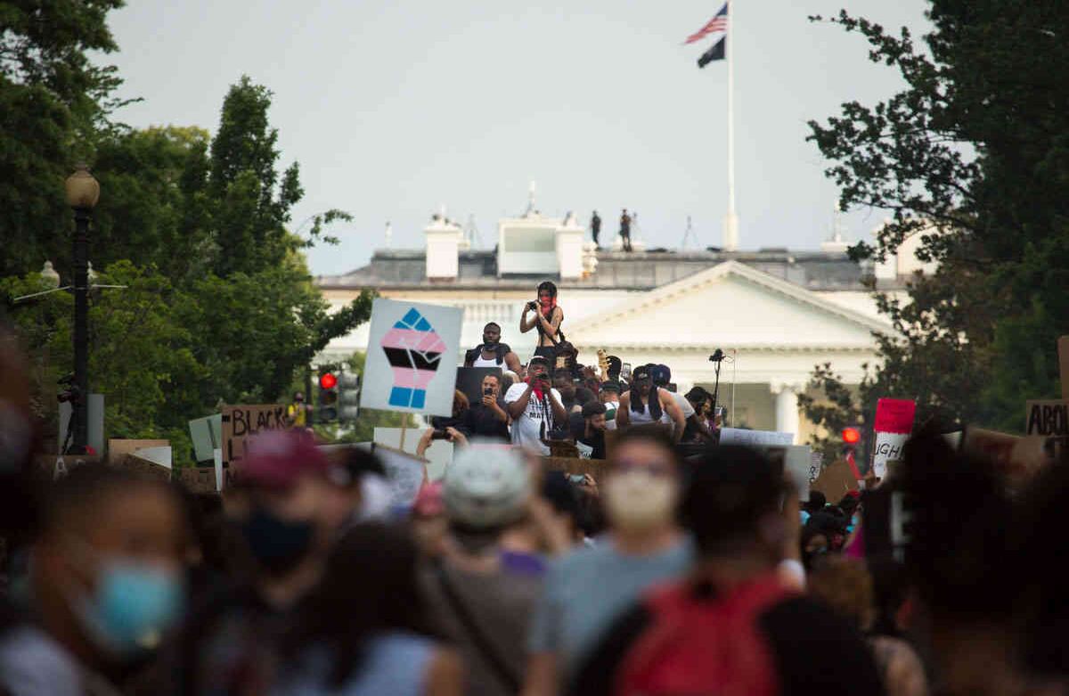 Cientos de manifestantes se congregan sobre 16th St NW hacia la Casa Blanca protestando acerca de la brutalidad policial y las muertes de afroamericanos a manos de la policía. Imagen tomada el 06 de Junio de 2020 Washington DC- Foto María Luz Bravo