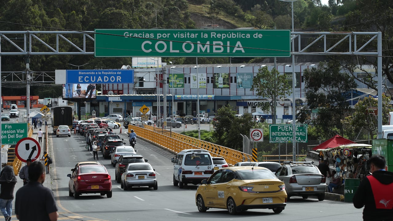 Puente Internacional de Rumichaca conecta las ciudades de Ipiales Colombia y Tulcán Ecuador.