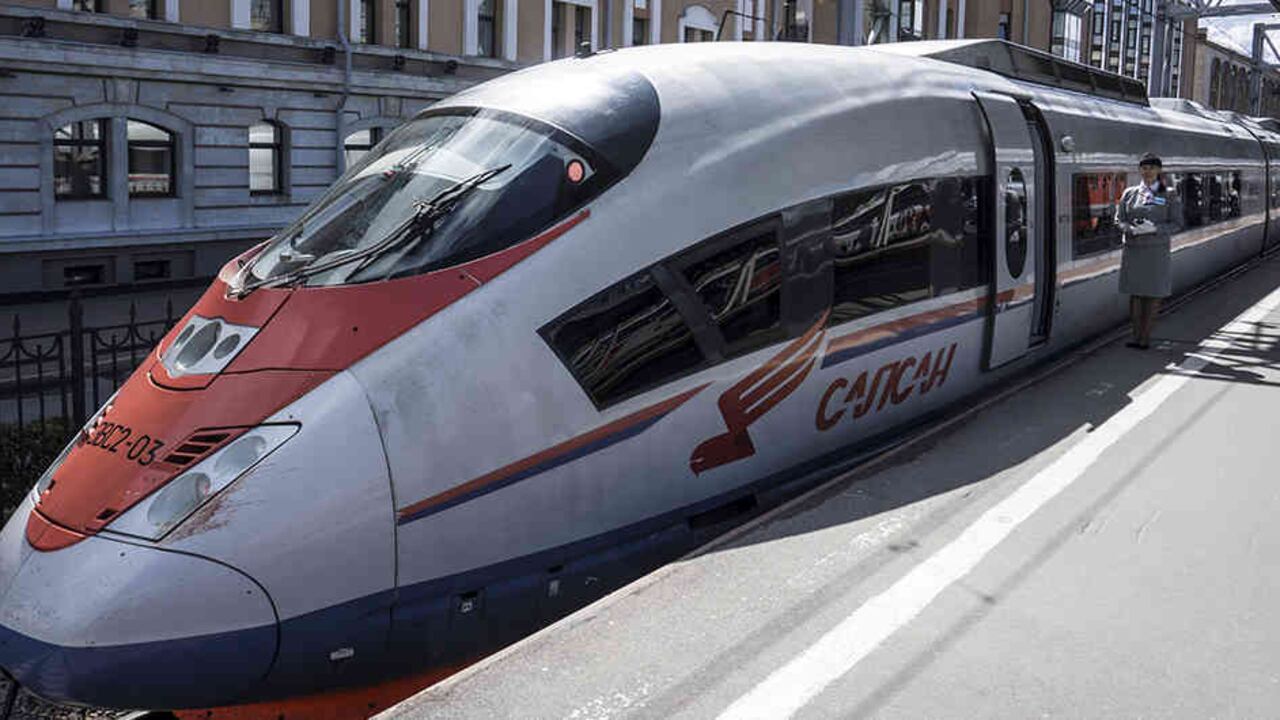 Desde 1939 existen líneas de tren de alta velocidad que, incluso, compiten con el transporte aéreo.