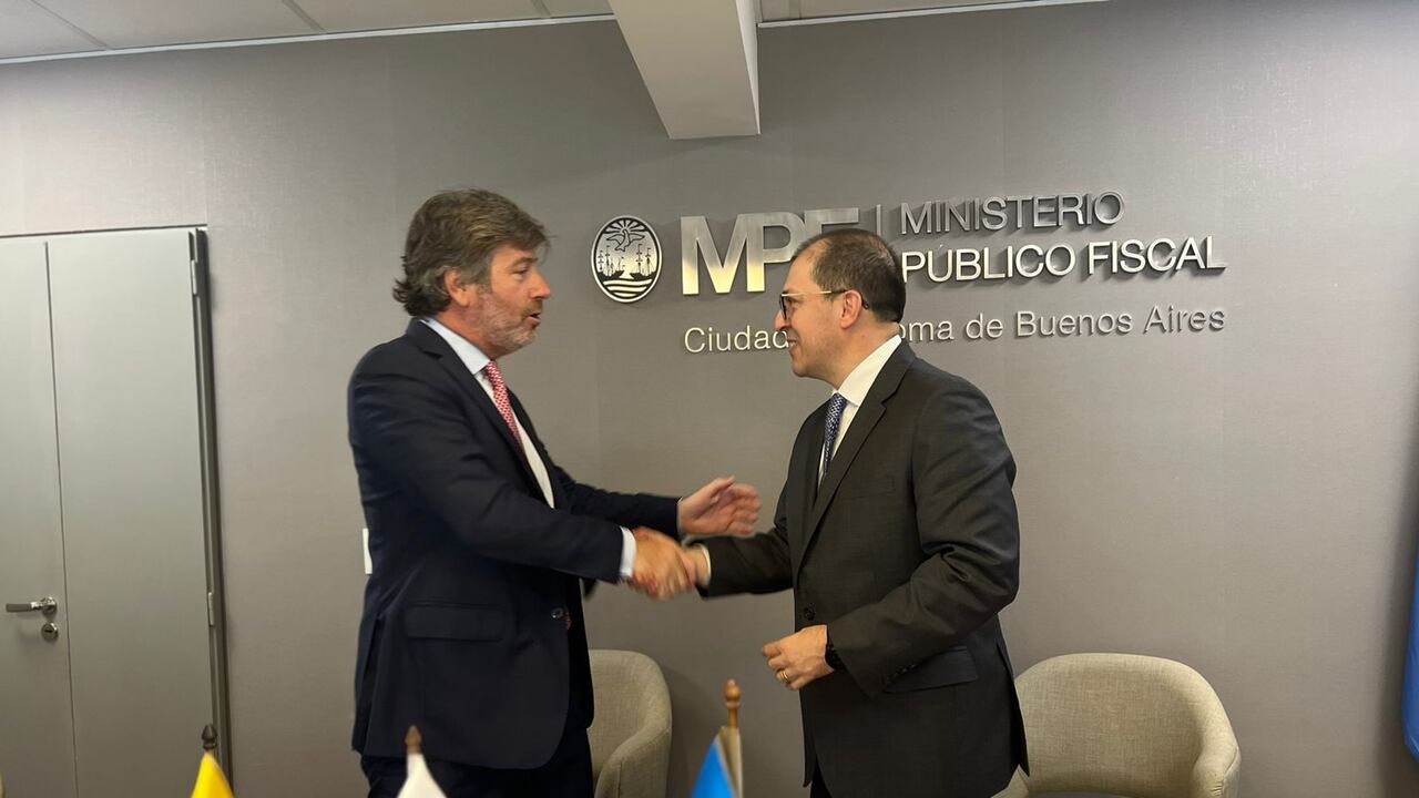 El fiscal argentino Juan Bautista Mahiques y el fiscal colombiano Francisco Barbosa.