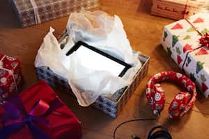 Regalar un dispositivo tecnológico puede ayudar a las personas a mantenerse conectadas.