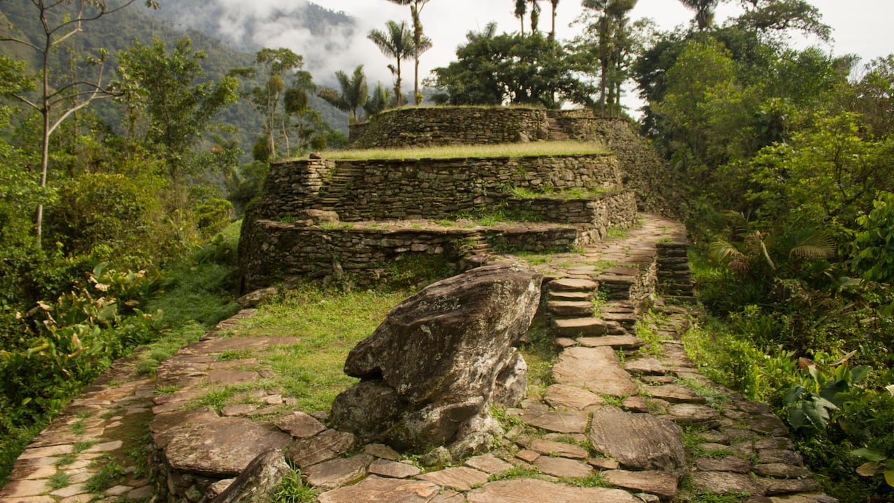 Para llegar a este parque se debe realizar una caminata que toma entre cuatro y seis días bajo la guía de una de las siete agencias turísticas autorizadas.