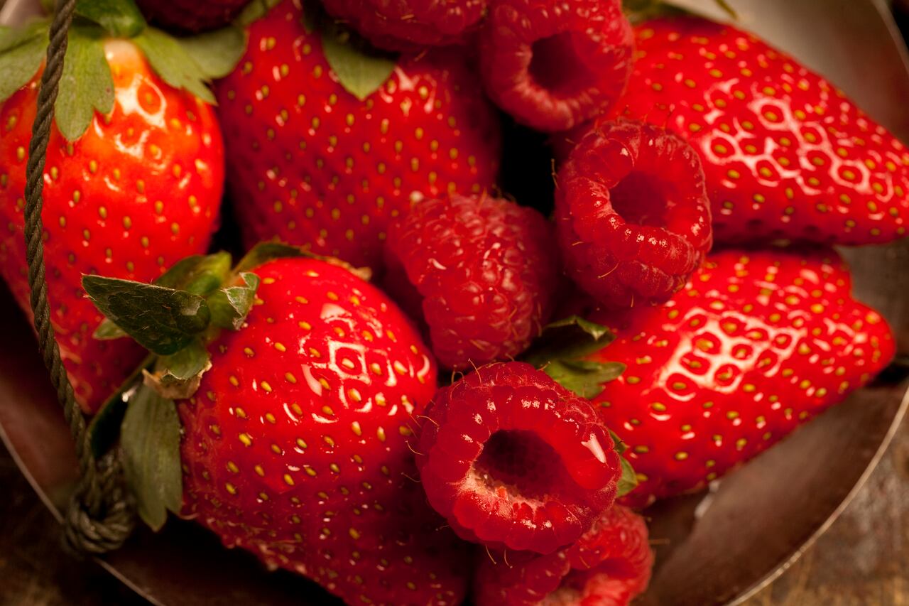 Las fresas y el bicarbonato de sodio pueden ayudar a exfoliar los dientes.