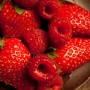 Las fresas y el bicarbonato de sodio pueden ayudar a exfoliar los dientes.