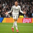El delantero francés #09 del Real Madrid, Kylian Mbappé, celebra tras marcar su tercer gol durante la Liga de Campeones de la UEFA.
