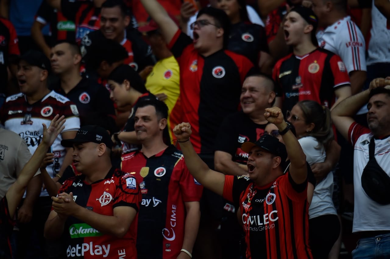 La hinchada del Cúcuta Deportivo celebrando uno de los goles ante Pereira