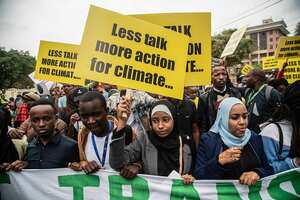 Activistas climáticos africanos salen a las calles de Nairobi, manifestándose a favor de avances ambiciosos en energía renovable e instando a los delegados a participar activamente en discusiones para acelerar la eliminación gradual de los combustibles fósiles durante la Cumbre Africana sobre el Clima, en el Centro Internacional de Convenciones Kenyatta (KICC) de Nairobi. (Foto de James Wakibia/SOPA Images/LightRocket vía Getty Images)