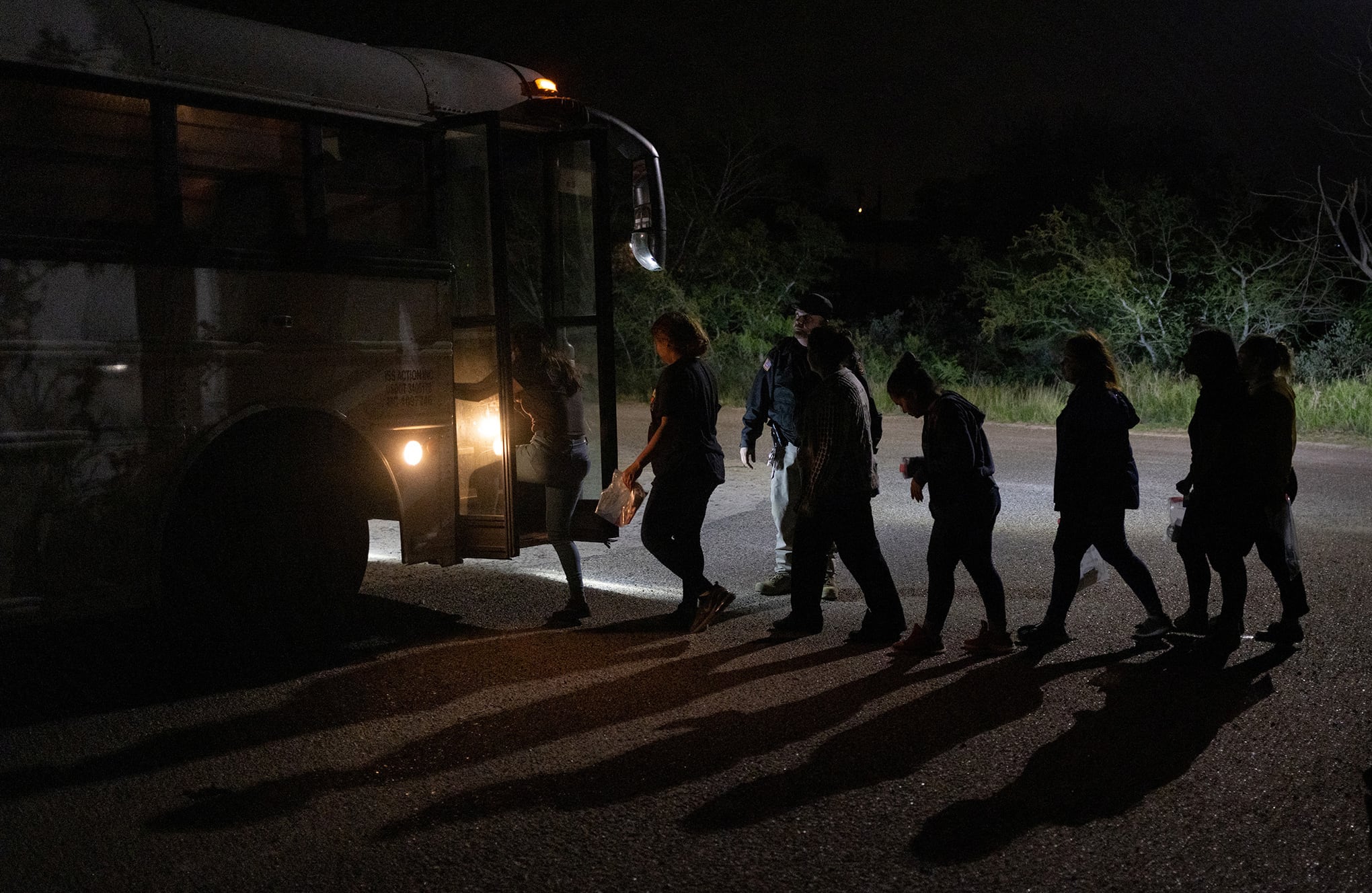 Migrantes cruzan Río Grande hacia EE.UU.