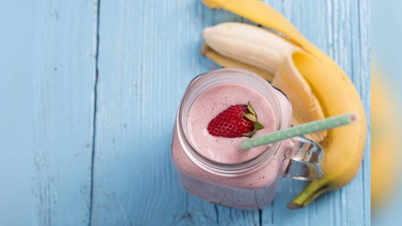 El banano es  es una gran fuente de fibra y las fresas contienen potasio, vitamina C, B, y ácido fólico. Foto: Getty images.