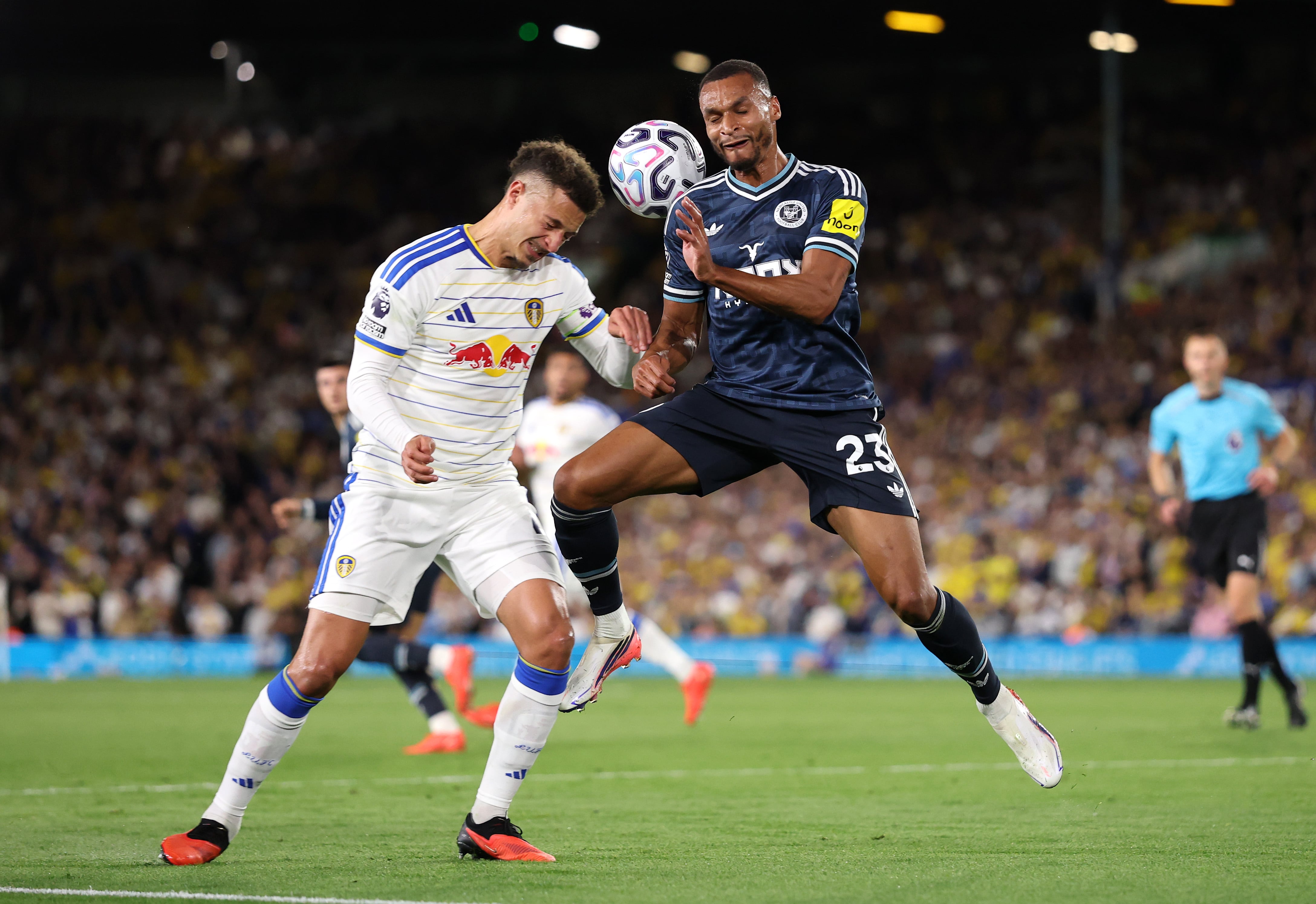 Ethan Ampadu del Leeds contra Jacob Murphy en Newcastle