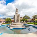 El parque Santander, como es conocida la plaza principal de Chía, tiene como principal atractivo el monumento a la diosa Chía, inaugurado el 12 de octubre de 1935 con motivo de la celebración del descubrimiento de América. En uno de sus tres lados, un hombre sostiene una mata de maíz que simboliza la cosecha, al otro lado una mujer joven porta un trozo de madera símbolo de la siembra, y en el tercer lado, un águila y una serpiente simbolizan la divinidad lunar. La figura de mayor tamaño es la diosa Bachué con su hijo en brazos. Foto: Getty Images