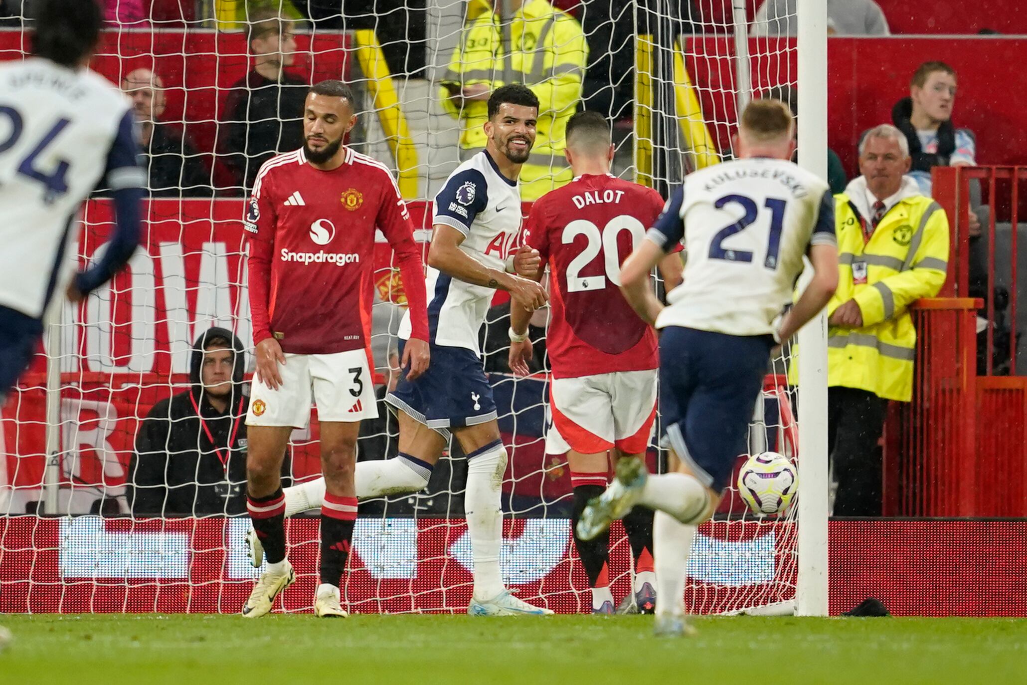 Manchester United cayó goleado en casa ante el Tottenham por la fecha 6 de la Premier League.