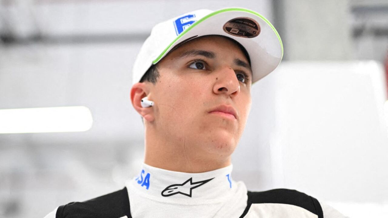 Isack Hadjar de Francia y Visa Cash App Racing Bulls miran en el garaje antes del Gran Premio de F1 de Qatar en el Circuito Internacional de Lusail el 30 de noviembre de 2025 en la ciudad de Lusail, Qatar